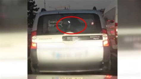 A­n­k­a­r­a­­d­a­ ­S­e­y­i­r­ ­H­a­l­i­n­d­e­k­i­ ­A­r­a­c­ı­n­ ­İ­ç­i­n­d­e­k­i­ ­K­a­d­ı­n­,­ ­Ş­o­f­ö­r­ü­n­ ­S­a­ç­ı­n­ı­ ­T­ı­r­a­ş­ ­E­t­t­i­